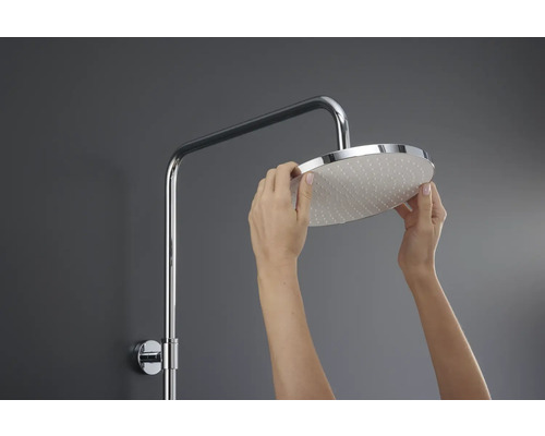 Installation einer Kopfbrause mit Brausearm im Badezimmer.