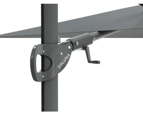 Detailansicht eines Sonnenschirms mit Kurbelmechanismus und Soluna Logo.