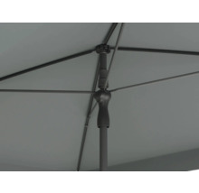 Detailansicht von der Unterseite eines Sonnenschirms mit Streben und Mast