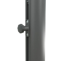 Detailansicht einer Sonnenschirmstange mit Feststellschraube