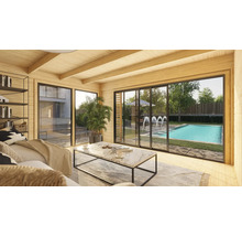 Helles Holzhaus-Interieur mit Gartenblick durch große Fenster