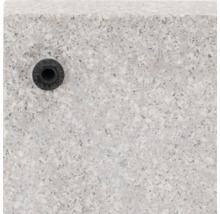 Detailansicht eines Gartenbrunnens aus Stein