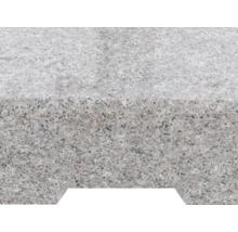 Nahaufnahme einer Granitbordsteinkante