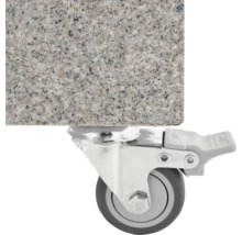 Detailansicht einer Lenkrolle mit Bremse unter einer Steinplatte