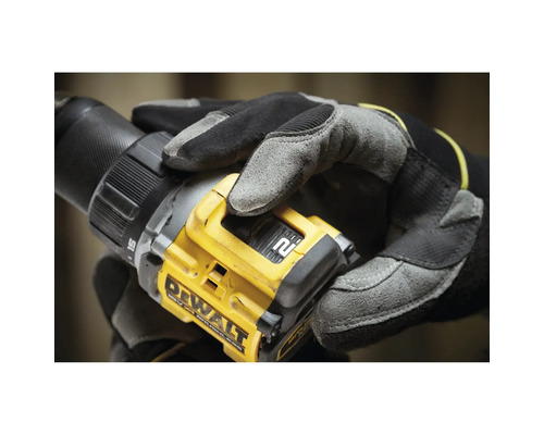 Eine Person mit Arbeitshandschuhen hält einen Dewalt Akku-Bohrschrauber.