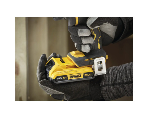 DeWalt 18 Volt 2.0 Amperestunden Akku wird von einer Person mit Handschuhen gehalten