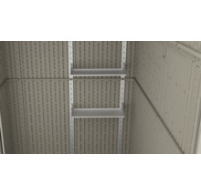 Innenansicht eines Gerätehauses mit Regalen zur Aufbewahrung