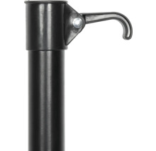 Detailaufnahme eines schwarzen Teleskopstiels mit Haken