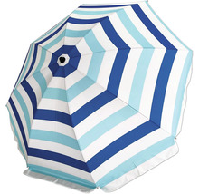 Gestrandeter Sonnenschirm mit Streifenmuster