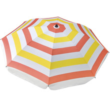 Gestrandeter Sonnenschirm mit Streifen