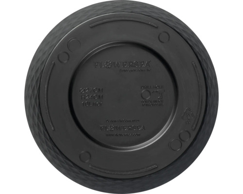 Unterseite eines schwarzen Pflanzgefäßes mit Herstellerinformationen