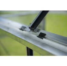 Detailansicht eines Gewächshauses mit Aluminiumrahmen und schwarzen Befestigungselementen