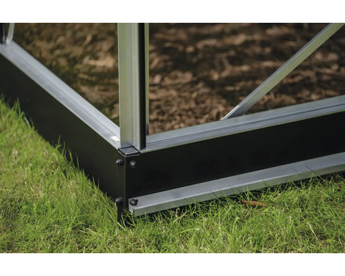 Detailansicht eines Gewächshausfundaments auf Gras