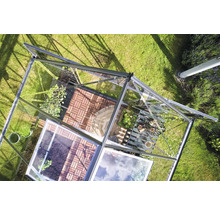 Ansicht von oben eines Gewächshauses mit Pflanzen und Holzfliesen im Garten