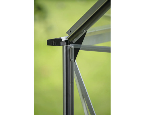Detailansicht eines Gewächshausrahmens aus Aluminium und Glas