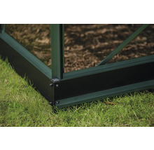 Detailansicht des Fundaments eines Gewächshauses auf Rasen