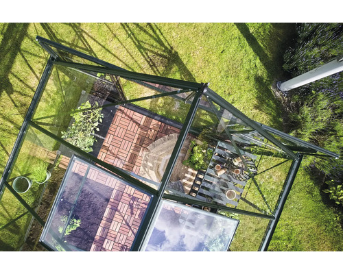 Ansicht von oben auf ein Gewächshaus mit Pflanzen auf einem Rasen