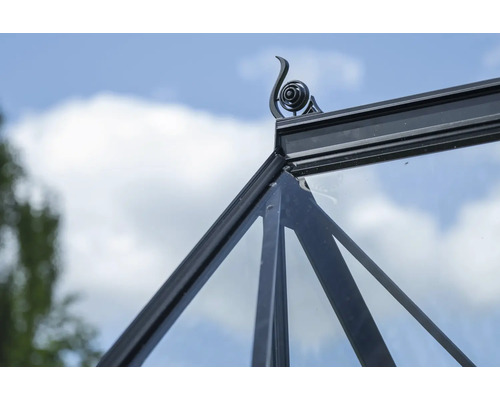 Detailansicht des Giebelbereichs eines Gewächshauses