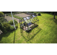 Gewächshaus auf einer Rasenfläche im Garten