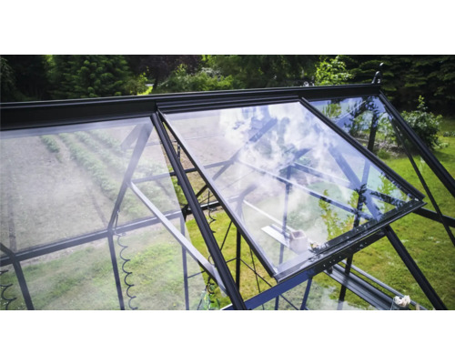 Gewächshaus mit geöffneten Fenstern im Garten