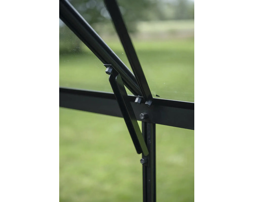 Detailansicht eines Gewächshauses mit Fensteröffnungsmechanismus
