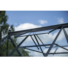 Detailaufnahme des geöffneten Dachfensters eines Gewächshauses mit Glasfront