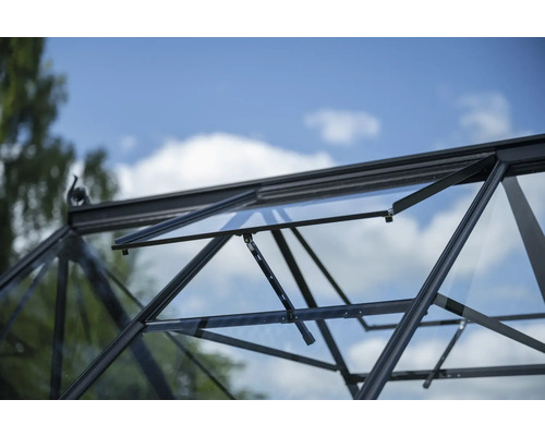 Detailaufnahme des geöffneten Dachfensters eines Gewächshauses mit Glasfront