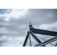 Detailansicht des Dachgiebels eines Gewächshauses mit dekorativer Verzierung