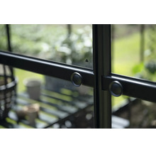 Detailansicht eines Gewächshausfensters mit Griff