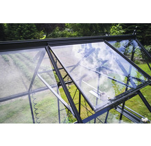 Detailansicht eines Gewächshauses mit geöffnetem Fenster zur Belüftung