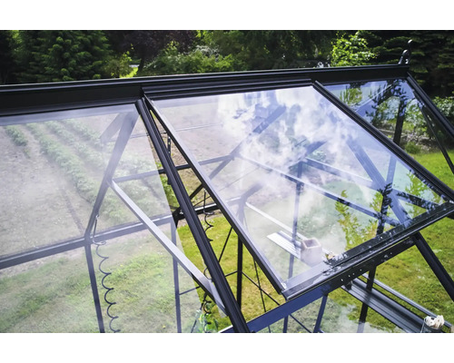 Detailansicht eines Gewächshauses mit geöffnetem Fenster zur Belüftung