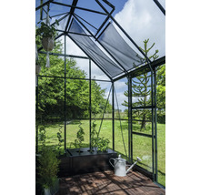 Gewächshaus mit Pflanzen, Bewässerungskanne und Sonnenschutz