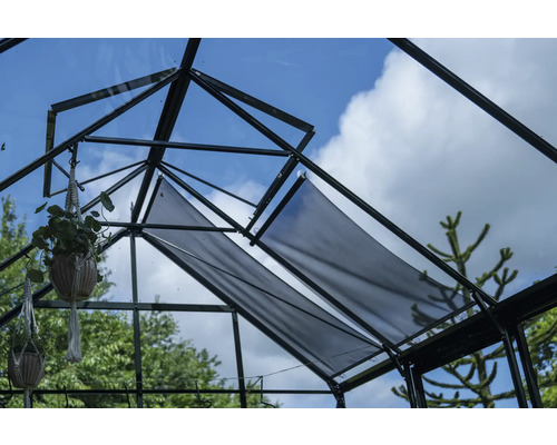 Innenansicht eines Gewächshauses mit Beschattungssystem und hängenden Pflanzen