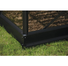 Detailansicht der Rahmenkonstruktion eines Gewächshauses auf Gras