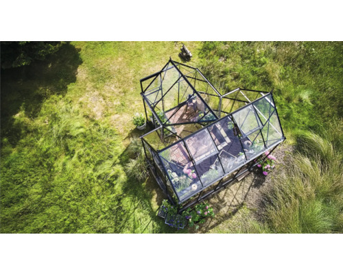 Draufsicht auf ein Gewächshaus im Garten mit Pflanzen