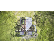 Draufsicht auf ein Gewächshaus mit Pflanzen im Garten