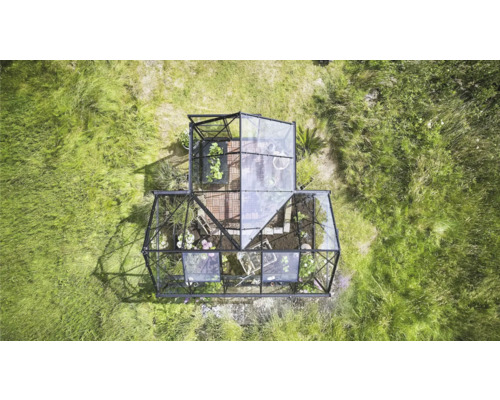 Draufsicht auf ein Gewächshaus mit Pflanzen im Garten