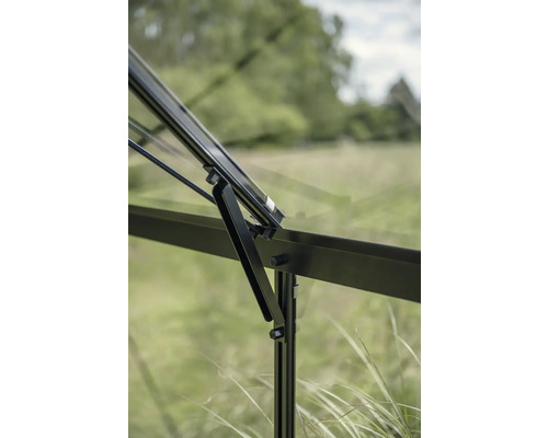 Detailansicht eines Gewächshausfensters mit Öffnungsmechanismus