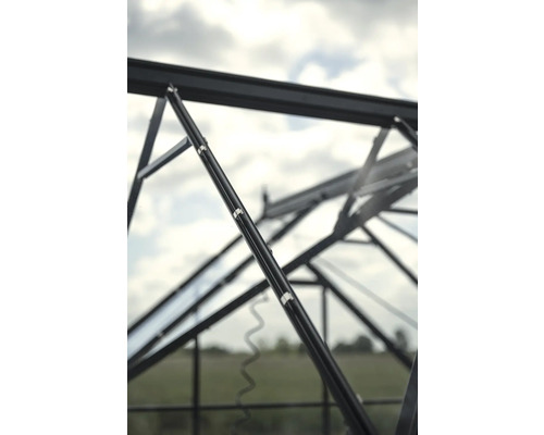 Detailansicht eines Gewächshausrahmens mit Verglasung