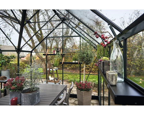 Gewächshaus mit Tisch, Stühlen und Pflanzen für den Garten