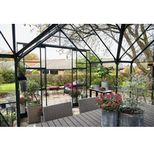 Gewächshaus mit Tisch, Stühlen und Pflanzen für den Garten
