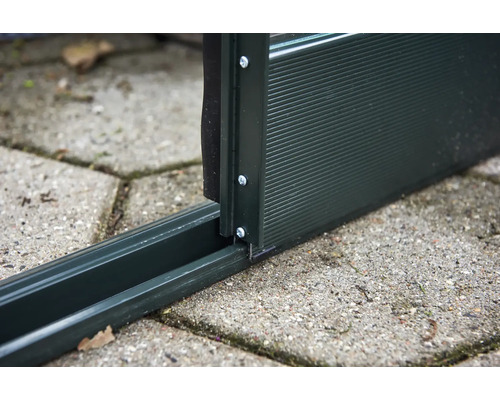 Detailansicht eines Gartenhaus-Elements mit Nut-und-Feder-Profil und Schrauben