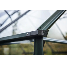 Detailaufnahme eines Gewächshausrahmens mit Eckverbindung.