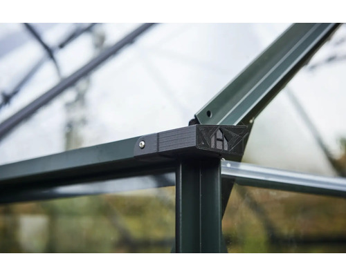 Detailaufnahme eines Gewächshausrahmens mit Eckverbindung.