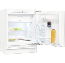 Weißer Kühlschrank mit geöffneter Tür und Lebensmitteln