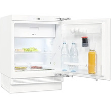 Geöffneter, weißer Kühlschrank mit Lebensmitteln