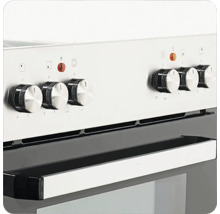 Detailansicht eines Herds mit Bedienknebeln und Griff