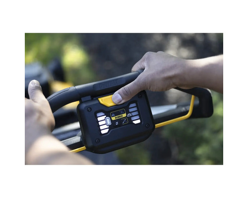 Detailaufnahme der Bedienelemente eines Rasenmähers mit Anzeigeleuchten und DeWalt Logo