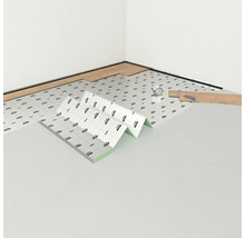 Raumecke mit Trittschalldämmung, Laminat, Sockelleiste, Klebeband, Bleistift und Laminatstück.