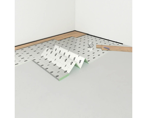 Raumecke mit Trittschalldämmung, Laminat, Sockelleiste, Klebeband, Bleistift und Laminatstück.